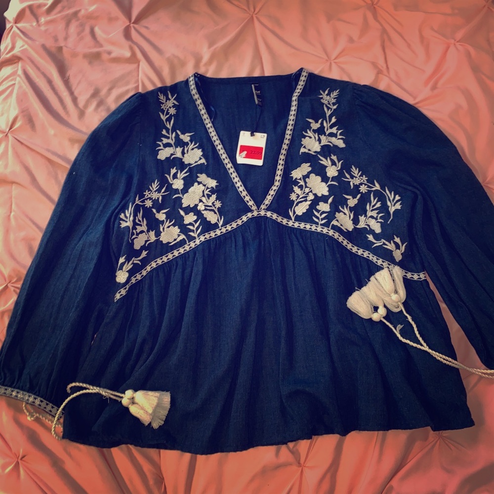 BLUE DENIM ZARA CASUAL TOP W/ EMBROIDERED DETAILS